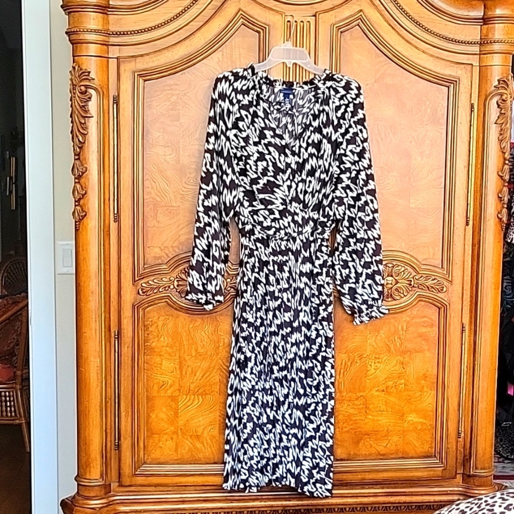 SCOOP SZ L Pretty Black & White Dress with pleated skirt self belt New